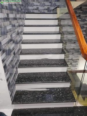 ốp cầu thang đá xà cừ xanh đen