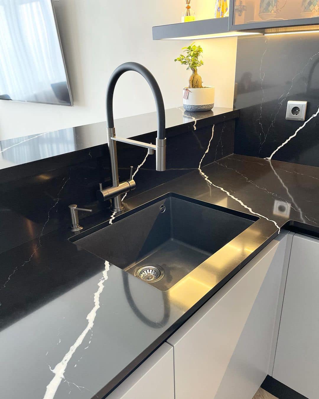 Bếp đá Vicostone Nero Marquina BQ8740